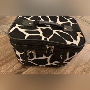 Black & White Women’s Toiletry Bag